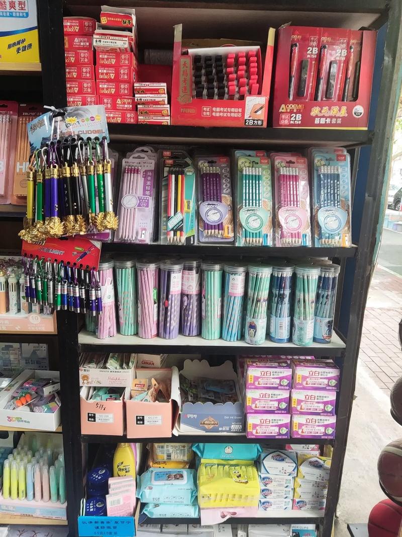 細(xì)節(jié)之處見真章 三里灣學(xué)生用品文具店的陳列藝術(shù)